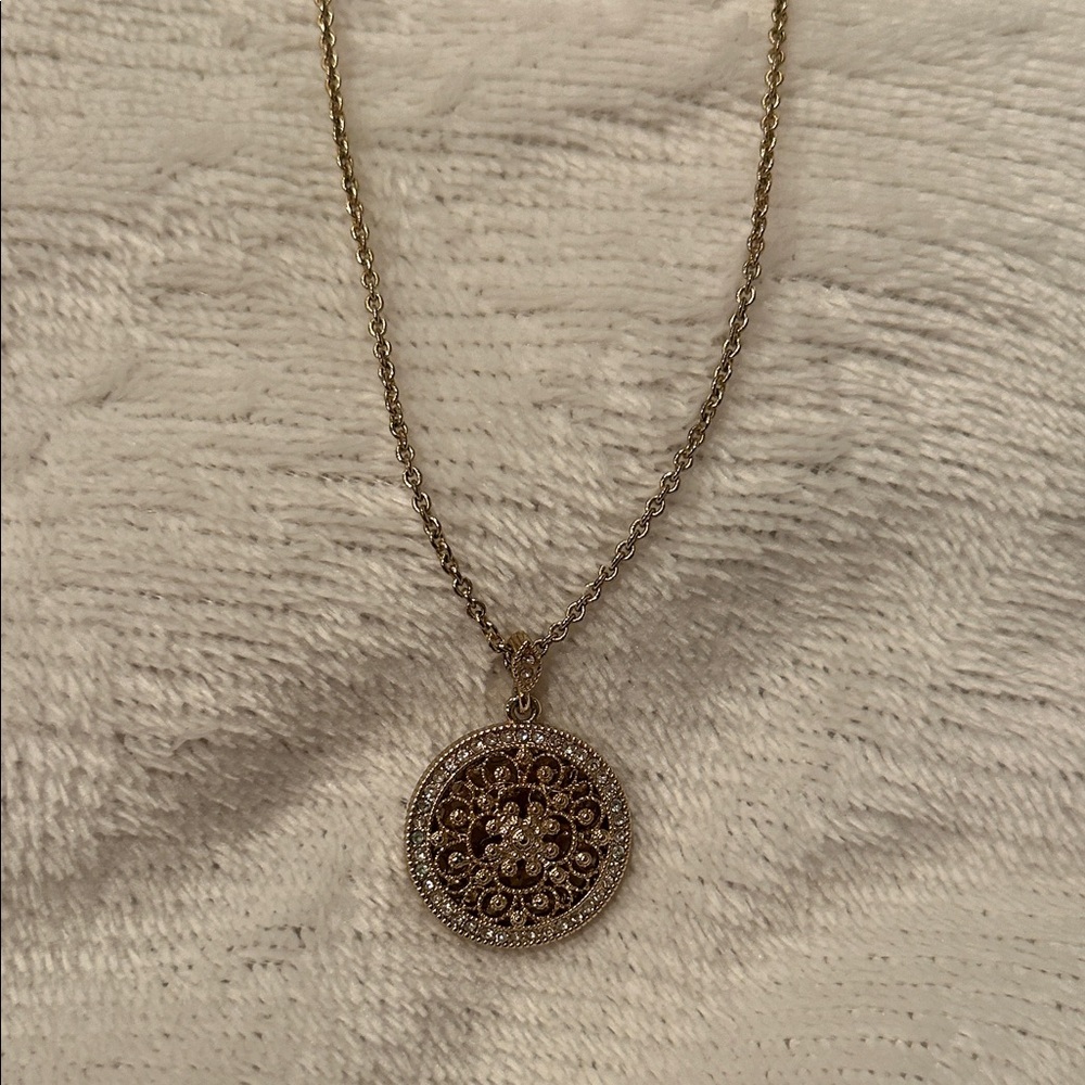 Elegant Gold Pendant Necklace